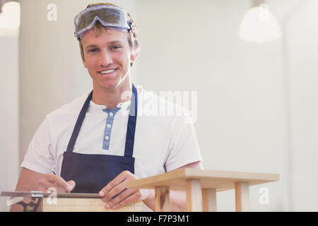 Ritratto sorridente falegname in officina Foto Stock