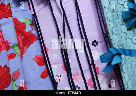 Baby ragazza abbigliamento appesi stendibiancheria Foto Stock