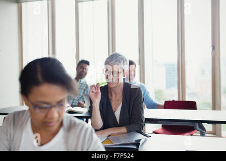 Sorridente donna senior studio di educazione degli adulti classroom Foto Stock