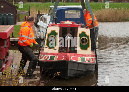 Ascensore Canal Narrow-boat a Saint Mary's Marina, Ormskirk. Il rimorchiatore n. 1 viene rimosso da Scania 4-SRS L-class T124LA 6x2 420 SLP. Trasportatori specializzati, veicoli speciali, dal canale di Leeds Liverpool per il trasporto verso le vie navigabili Midland dopo la vendita. Si tratta di un'operazione costosa per i proprietari con tariffe nell'intervallo di £600 per l'ascensore, e fino a £1000 per il trasporto a sud da parte di uno specialista Scania Super autocarro per impieghi gravosi. Foto Stock