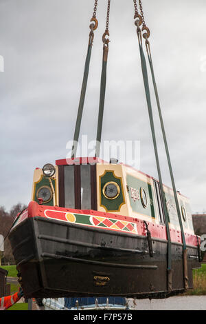 Ascensore Canal Narrow-boat a Saint Mary's Marina, Ormskirk. Il rimorchiatore n. 1 viene rimosso da Scania 4-SRS L-class T124LA 6x2 420 SLP. Trasportatori specializzati, veicoli speciali, dal canale di Leeds Liverpool per il trasporto verso le vie navigabili Midland dopo la vendita. Si tratta di un'operazione costosa per i proprietari con tariffe nell'intervallo di £600 per l'ascensore, e fino a £1000 per il trasporto a sud da parte di uno specialista Scania Super autocarro per impieghi gravosi. Foto Stock