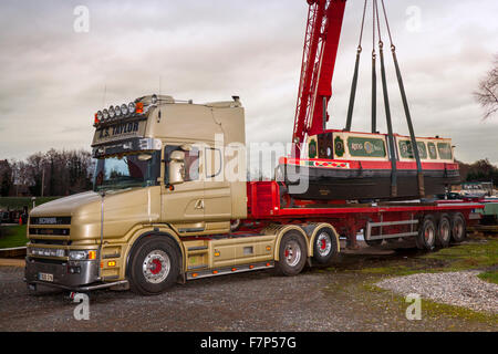 Ascensore Canal Narrow-boat a Saint Mary's Marina, Ormskirk. Il rimorchiatore n. 1 viene rimosso da Scania 4-SRS L-class T124LA 6x2 420 SLP. Trasportatori specializzati, veicoli speciali, dal canale di Leeds Liverpool per il trasporto verso le vie navigabili Midland dopo la vendita. Si tratta di un'operazione costosa per i proprietari con tariffe nell'intervallo di £600 per l'ascensore, e fino a £1000 per il trasporto a sud da parte di uno specialista Scania Super autocarro per impieghi gravosi. Foto Stock