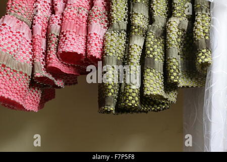 Baby ragazza abbigliamento appesi stendibiancheria Foto Stock