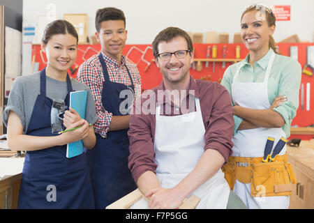 Ritratto fiducioso carpentieri in officina Foto Stock