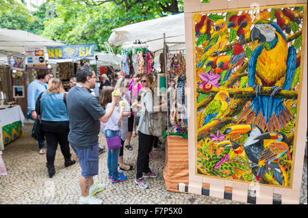 RIO DE JANEIRO, Brasile - 25 ottobre 2015: agli acquirenti di guardare all'arte visualizzato in outdoor Hippie mercato equo in generale Osorio. Foto Stock