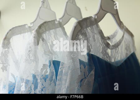 Baby ragazza abbigliamento appesi stendibiancheria Foto Stock