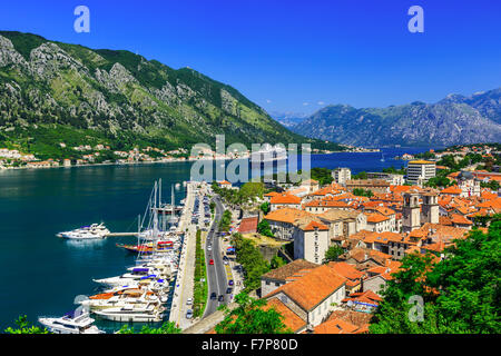 La Baia di Kotor e la Città Vecchia dal monte Lovcen. Montenegro Foto Stock