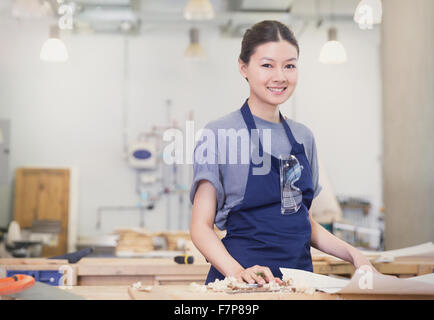 Ritratto femminile fiducioso falegname in officina Foto Stock