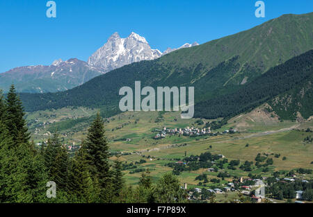 Ushba mountain nelle montagne del Caucaso visto dalla strada vicino a Mestia città, regione di Svanetia in Georgia Foto Stock