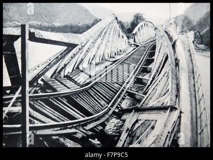 Distrutto il ponte ferroviario in Otta, Norvegia. Adottate dopo l'occupazione tedesca nel 1940, durante la Seconda Guerra Mondiale. Foto Stock