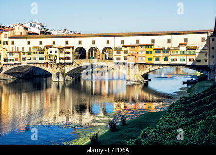 Bellissimo il Ponte Vecchio è il mirroring nel fiume Arno, Firenze, Toscana, Italia. Destinazione di viaggio. Colori vibranti. Foto Stock