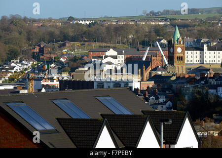 Londonderry, Irlanda del Nord, 02 dicembre 2015. Immobili sul sito dell'ex militare britannico caserma Ebrington a Londonderry strettamente somigliare il casco bianco indossato da Stormtrooper è nel film di Guerre Stellari. Credito: George Sweeney / Alamy Live News Foto Stock