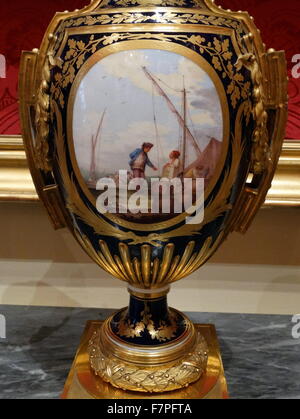 Soft-incolla vaso di porcellana con bronzo dorato stand. La Francia. Datata xviii secolo Foto Stock