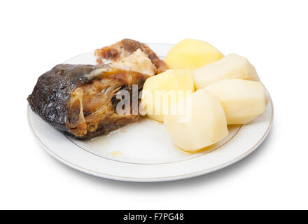 Carpa grigliata di pesce con patate sul piatto bianco su bianco Foto Stock