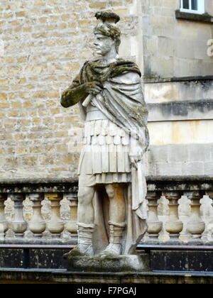 Statua di Gnaeus Julius Agricola (40AD - 93AD) era un generale romano sulla terrazza che si affaccia sulla grande bagno, ai Bagni Romani in bagno, Somerset, Inghilterra, colpite dalla pioggia acida Foto Stock