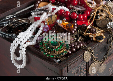 Sfondo di primo piano della cassa del tesoro con oggetti di valore Foto Stock