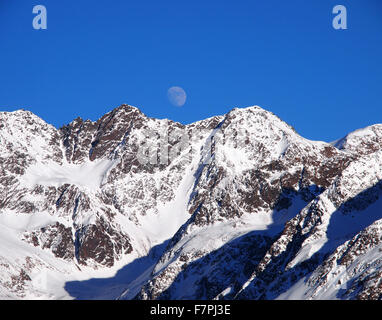 Vista la mattina di cielo blu e bianco di fading luna su Alpi in Austria. Foto Stock