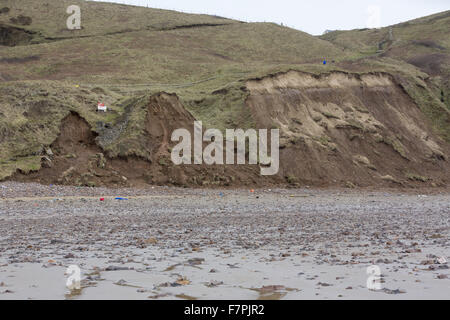 Vista la tempesta-danneggiato scogliere e Spiaggia di Rhossili Bay, Gower, Swansea, Galles, raffigurata qui nel febbraio 2014. Parte della scogliera è crollato il 22 gennaio 2014 dopo erosione provocata da potenti mareggiate. Foto Stock