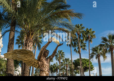 Golden scultura in parte anteriore del Carlton Hotel, Palm tree, Cannes, Cote d'Azur, in Francia, Foto Stock