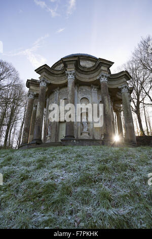 Luce del sole di mattina proveniente attraverso le colonne del Tempio di Apollo a Stourhead, Wiltshire, su una gelida giornata di gennaio. Foto Stock