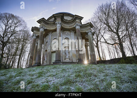 Luce del sole di mattina proveniente attraverso le colonne del Tempio di Apollo a Stourhead, Wiltshire, su una gelida giornata di gennaio. Foto Stock