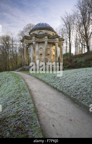 Luce del sole di mattina proveniente attraverso le colonne del Tempio di Apollo a Stourhead, Wiltshire, su una gelida giornata di gennaio. Foto Stock