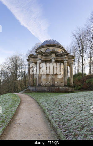 Luce del sole di mattina proveniente attraverso le colonne del Tempio di Apollo a Stourhead, Wiltshire, su una gelida giornata di gennaio. Foto Stock