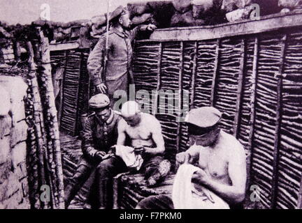 La prima guerra mondiale;i soldati tedeschi in appoggio tra le battaglie in una trincea in Francia 1915 Foto Stock