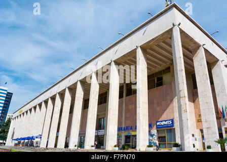 Pallati i Kultures, Palazzo della Cultura, Sheshi Skenderbej,Piazza Skanderbeg, piazza principale, Tirana, Albania Foto Stock