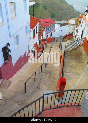 Ringhiera di ornati e gradini ripidi a Alora Andalucia Foto Stock