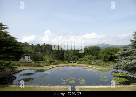 Vista sul laghetto di gigli a Bodnant Garden, Clwyd, Galles. Creato da cinque generazioni di una stessa famiglia, Bodnant sia perfettamente alloggiato entro la sua drammatica il Galles del Nord del paesaggio. Foto Stock