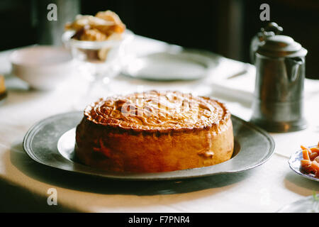 Grafico a torta utilizzando cotto ricetta scritto da Elizabeth Birkett nel 1699 - in primo piano in un assaggio di Townend a Townend in Cumbria Foto Stock