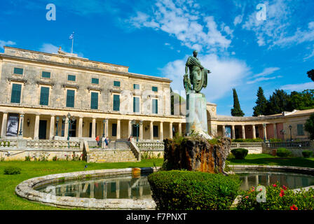 Statua di Frederick Adam, Palaia Anaktora, Palazzo Vecchio Palazzo di San Michele e San Giorgio,città di Corfù, Grecia Foto Stock