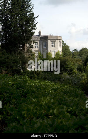 Vista della casa da giardino di Plas Newydd Country House e giardini, Anglesey, Galles. Questo bel palazzo del XVIII secolo si trova sulle rive del Menai Strait con viste mozzafiato di Snowdonia. Foto Stock