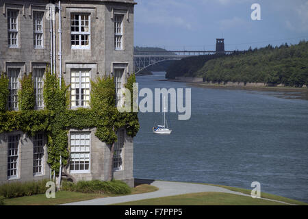 Plas Newydd Country House e giardini, Anglesey, Galles. Questo bel palazzo del XVIII secolo si trova sulle rive del Stretto di Menai. Foto Stock