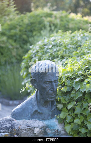 Busto di Leonard Woolf in giardino a Monk's House, East Sussex. Monk's House è stata la scrittrice Virginia Woolf's country home e ritiro. Foto Stock