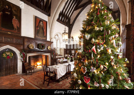 Natale a Ightham Mote, Kent. Ightham Mote è un medievale, moated Manor House. Foto Stock