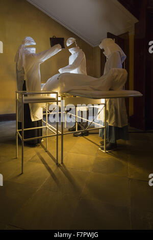 La ricreazione di Stamford Ospedale Militare "operating theatre', in fondo alla scalinata a Dunham Massey, Cheshire. Durante la Prima Guerra Mondiale, Dunham Massey fu trasformato in ospedale militare, diventando un santuario dalle trincee per Foto Stock