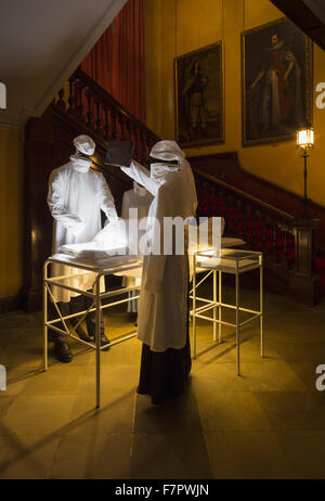 La ricreazione di Stamford Ospedale Militare "operating theatre', in fondo alla scalinata a Dunham Massey, Cheshire. Durante la Prima Guerra Mondiale, Dunham Massey fu trasformato in ospedale militare, diventando un santuario dalle trincee per Foto Stock