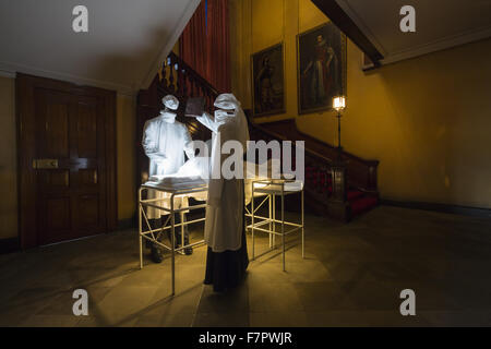 La ricreazione di Stamford Ospedale Militare "operating theatre', in fondo alla scalinata a Dunham Massey, Cheshire. Durante la Prima Guerra Mondiale, Dunham Massey fu trasformato in ospedale militare, diventando un santuario dalle trincee per Foto Stock