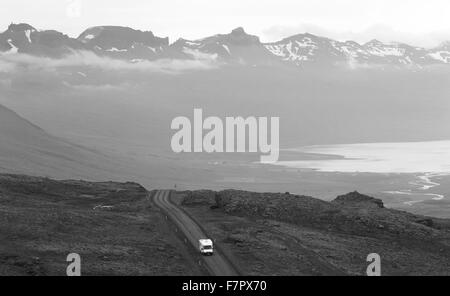 Strada nel paesaggio vulcanico e Berufjordur fjord in Islanda Foto Stock