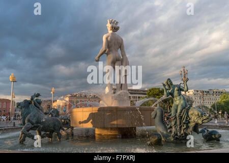 La fontana del sole con la statua di Apollo su Place Massena a Nizza, Francia Foto Stock