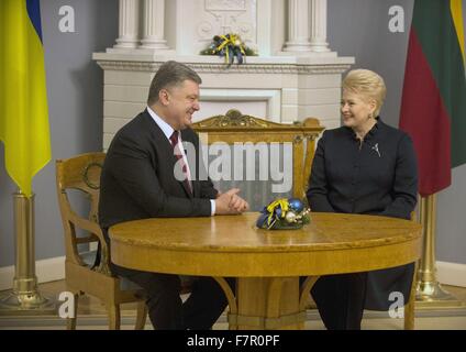 Vilnius, Lituania. 2° dic, 2015. Il Presidente lituano Dalia Grybauskaite (R) tiene una riunione con l'Ucraina Il presidente Petro Poroshenko a Vilnius, in Lituania, in data 2 dicembre 2015. © Alfredas Pliadis/Xinhua/Alamy Live News Foto Stock