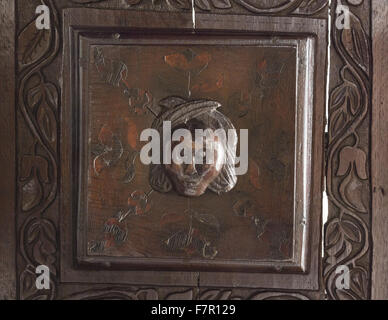 Dettaglio di un angelo scolpito la testa, nella tettoia del Four-poster oak letto in Henry Ferrers la camera da letto, Baddesley Clinton, Warwickshire. Il letto era fatto dal XVII secolo frammenti, che sono stati messi insieme nel diciannovesimo secolo. Foto Stock