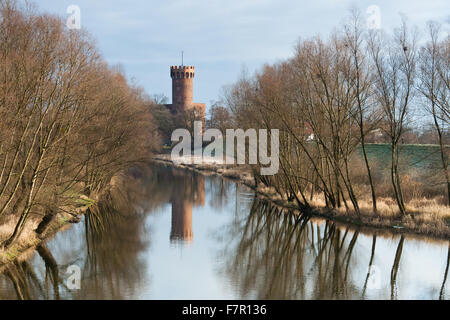 Rovine del castello teutonico in Świecie, Polonia con Wda fiume e riflessione di acqua Foto Stock