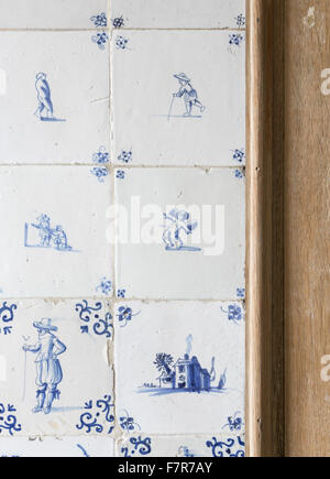 Un dettaglio delle piastrelle che mostra un cherubino girato con una freccia nel bagno Ireton a Packwood House, Warwickshire. Foto Stock