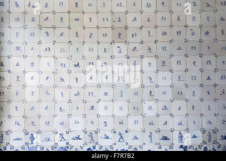 Un ampio colpo di piastrelle blu e bianche nel bagno Ireton a Packwood House, Warwickshire Foto Stock