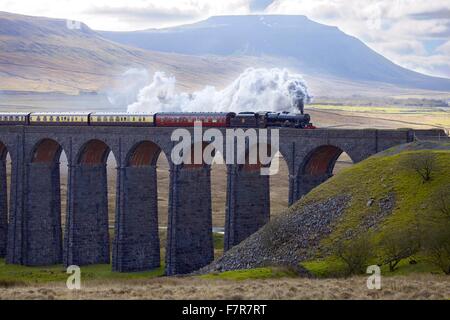 Viadotto Ribblehead. Treno a vapore LMS Giubileo Classe Leander 45690. Settle e Carlisle Railway, Yorkshire Dales National Park, Regno Unito. Foto Stock