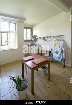 Il scullery a Anglesey Abbey, Gardens e Lode Mill, Cambridgeshire. Foto Stock