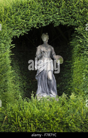 Statua in rondelle presso Hardwick Hall, Derbyshire. La Hardwick Station Wagon è composta da splendide case e splendidi paesaggi. Foto Stock